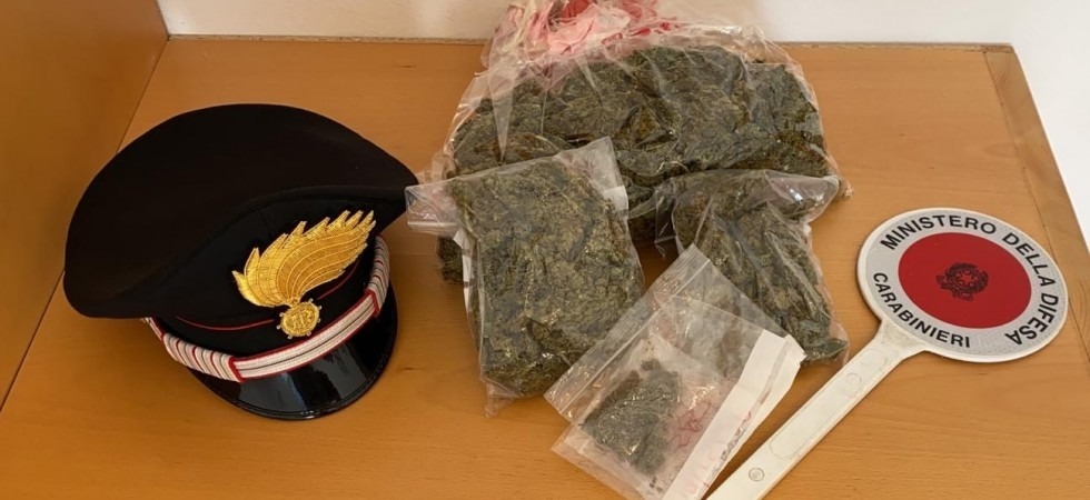 Diciottenne prova a nascondersi al passaggio di una pattuglia, ma viene scoperto con 400 grammi di marijuana